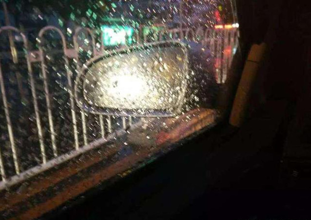 原来老司机车里放肥皂是这样用,下雨时不怕车窗后视镜