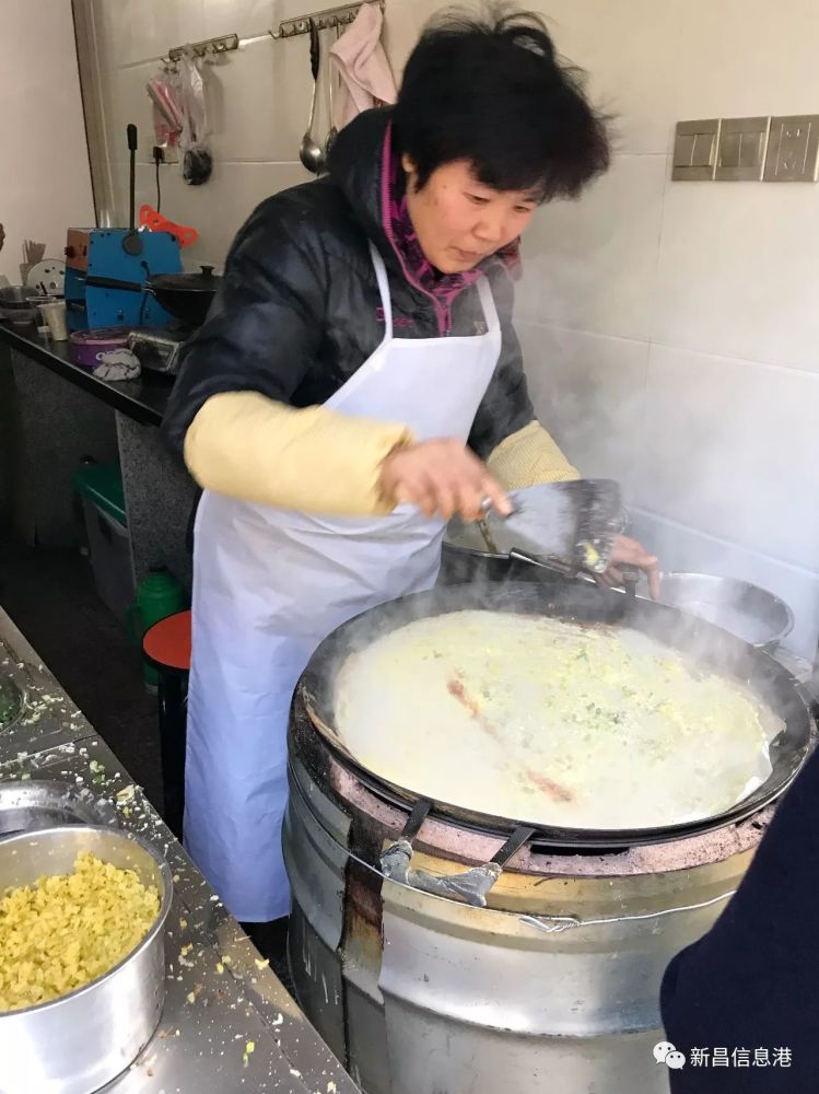 锅拉头,混着榨菜葱花黄豆酱,是新昌人难以忘怀的美味