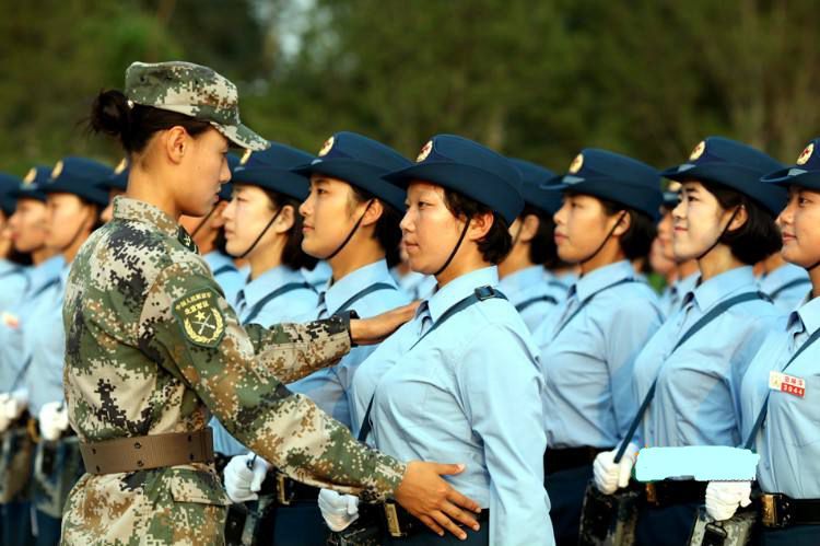 中国女兵训练,护胸穿不穿都两难,女人当兵不容易