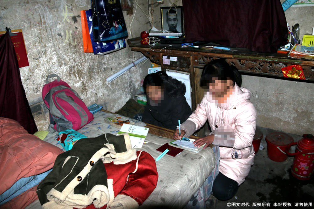 父亲意外去世撇下一家老小 17岁女孩欲带弟弟