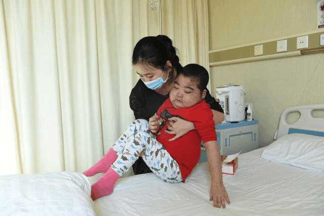 白血病男童因服药小帅哥变怪物 吓哭孩子被房