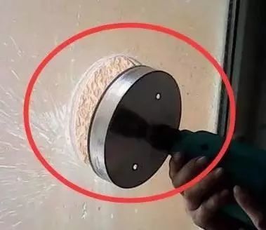 工人安装空调在玻璃窗上打了个洞,这样对吗?后