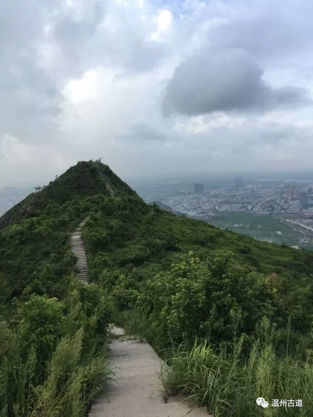 亭上人如蓬岛客坐中自有飞琼伴临空皓宇沧海阔谁言高处不胜寒