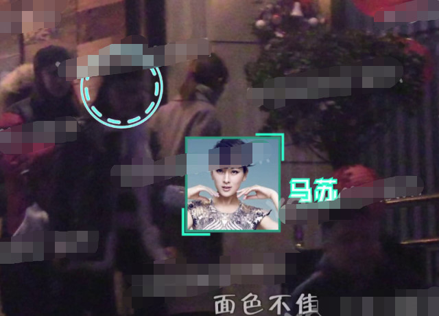 李小璐出轨门后首现身接甜馨放学心情好,闺蜜马苏却全程黑脸冷漠