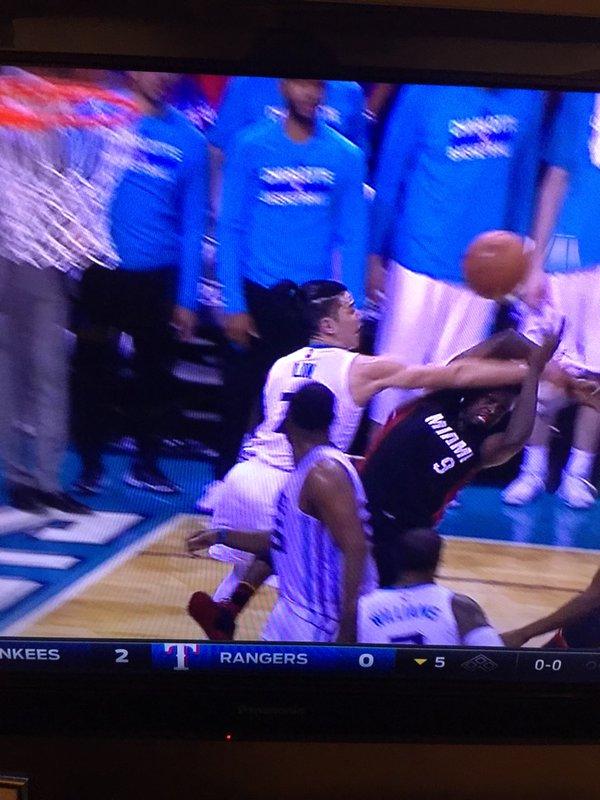 不让老公挨罚 韦德爱妻推特抱怨裁判偏袒书豪