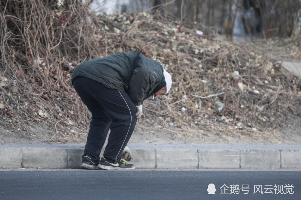 昌平一老人"犯"烟瘾 直接捡地上烟头抽