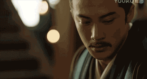 脱身计谋达成后惊恐转而变成苦笑和狂妄并存.