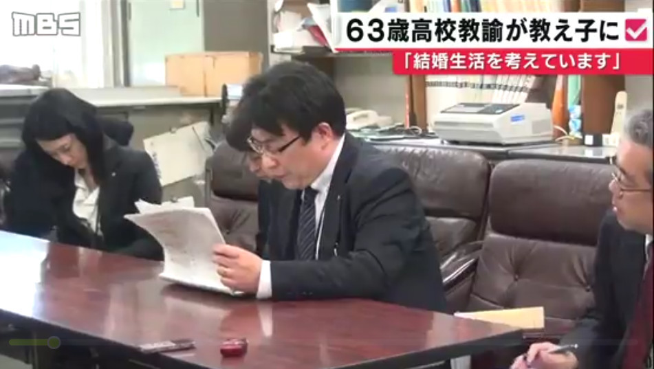 道德沦亡！63岁老师给JK打了112次求婚电话