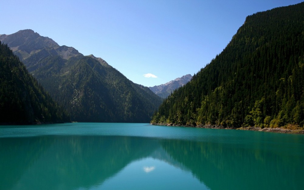 的美妙风景,宏伟的高山,清澈的河流,这些自然景色都是那么的美丽动人