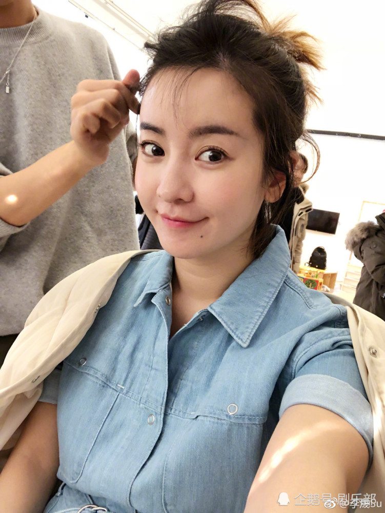 "小燕子"李晟挺孕肚游泳,素颜超级美,大腿变粗暴露怀孕状态