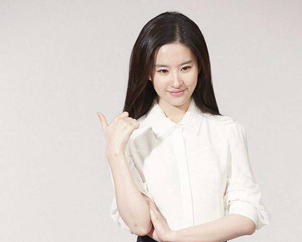 当女星穿上白色衬衣,杨幂性感,赵丽颖可爱,那么