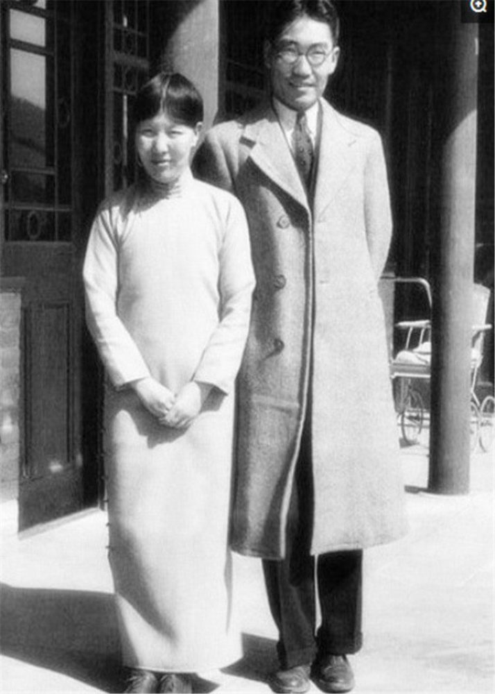 图为林徽因和冰心在美国留学时的合影,这张照片是她们一起去野炊时