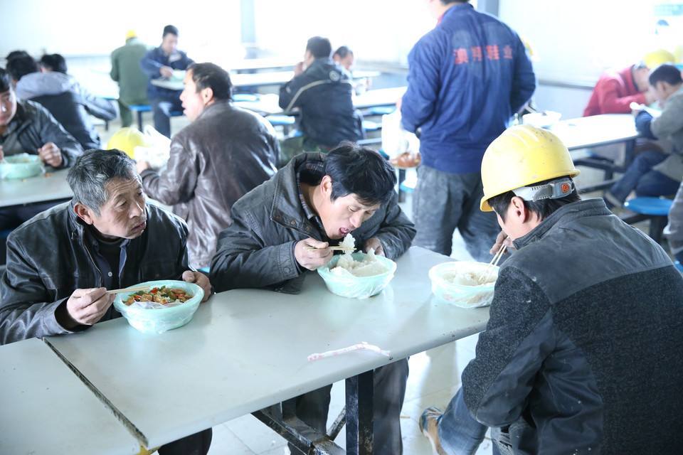 民工师傅在学校食堂用餐,餐盘不剩一粒米,值得大学生们学习!
