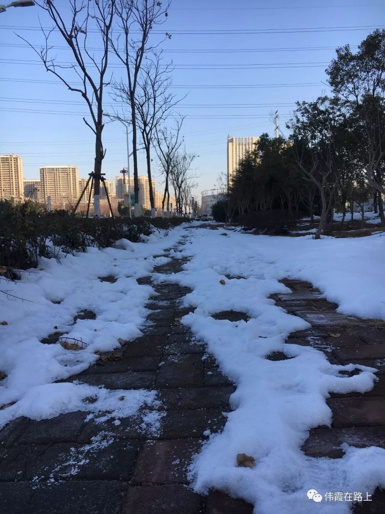 残雪装饰的街道