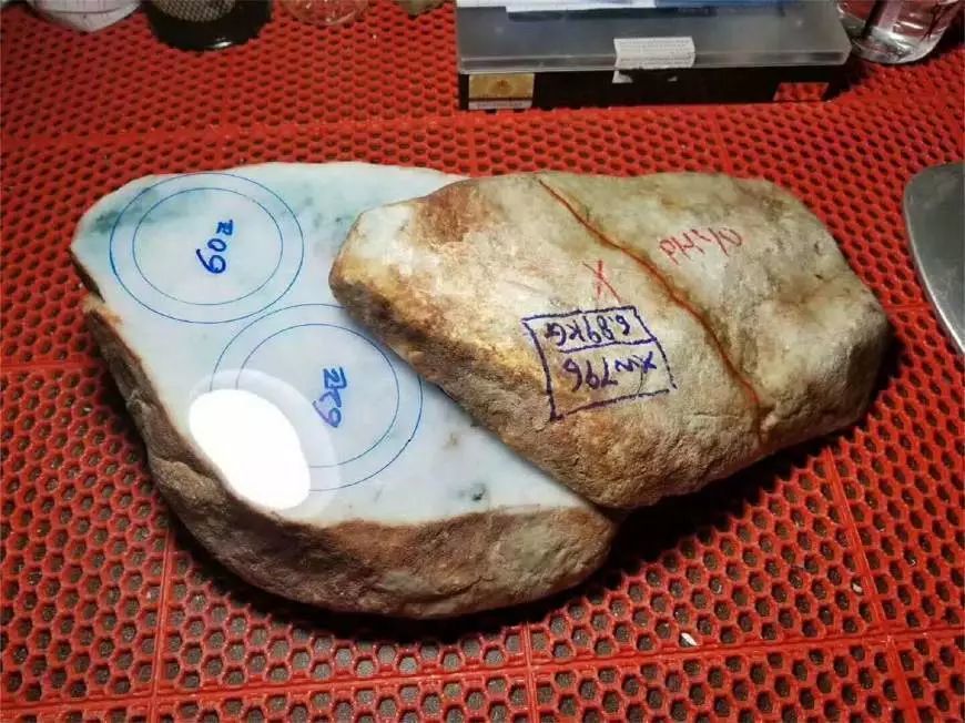 3000拿下的翡翠原石切出6条正圈飘花手镯,帝