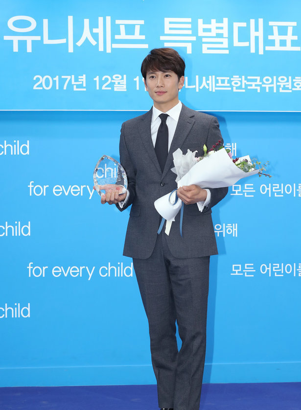 演员池城出席unicef记者会 灰色西装帅气亮相