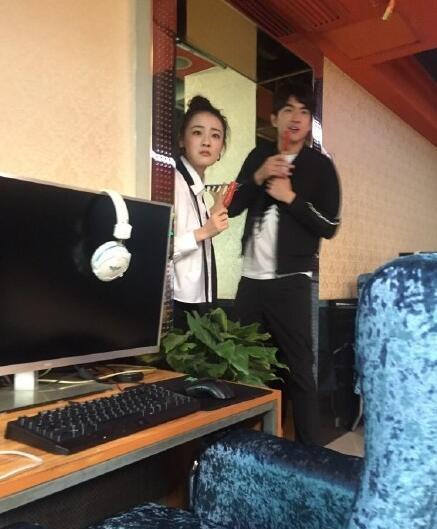 林更新网吧吃烤肠 和徐璐一起打游戏