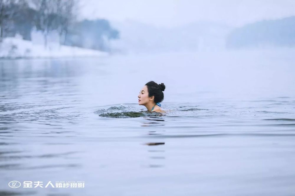 信阳50岁健身女神刘叶琳,一身比基尼畅游雪中南湾湖,美哭了