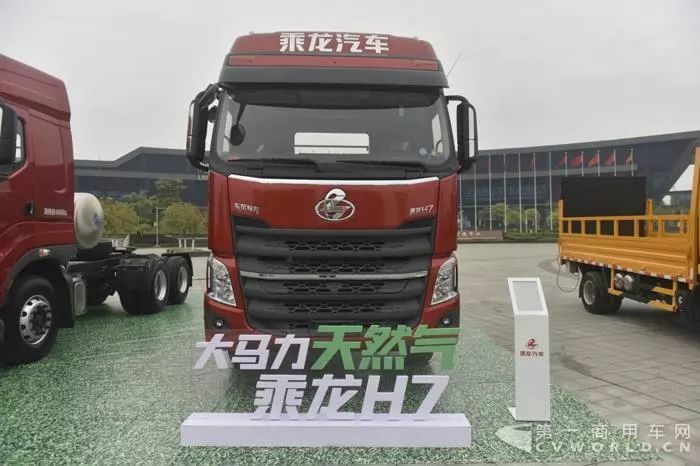 现场展车 柳汽乘龙t7长头牵引车