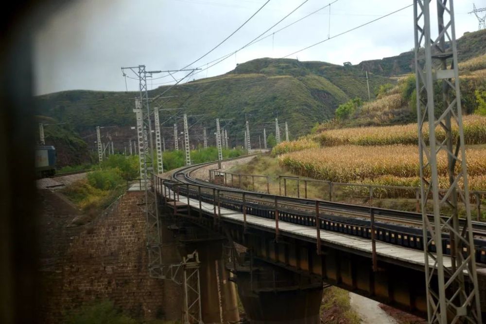 横穿太行山110年的铁路,现仅剩这趟绿皮车相伴