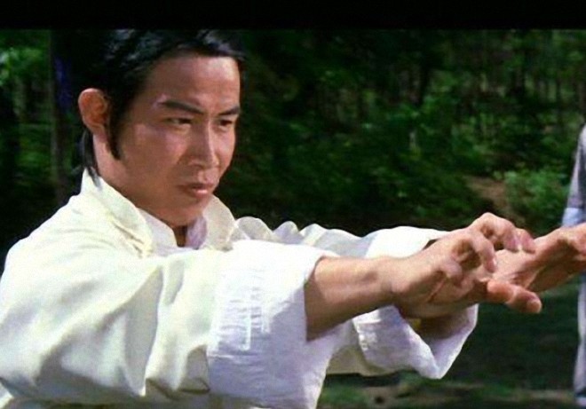 他身怀绝技,实战腿功不输李小龙,曾拒绝周