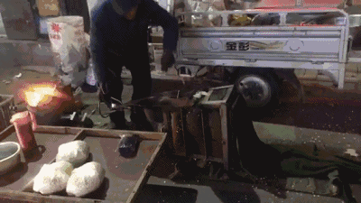 在燃烧的柴火上旋转让他受热均匀 刚炸出来的爆米花带着热气 潮潮的