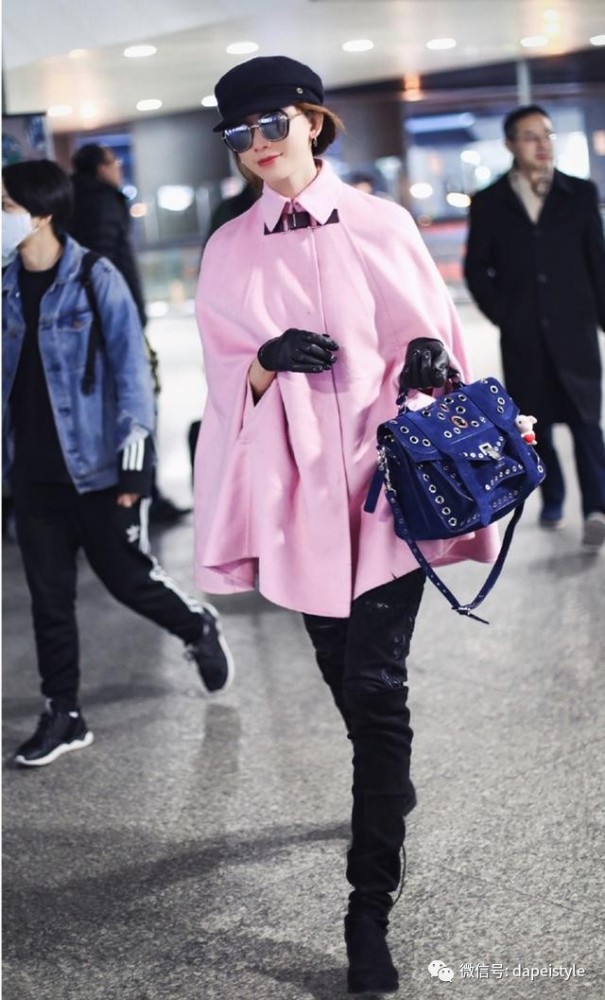 林志玲一袭白裙配羽毛披肩,哪里像是44岁的人