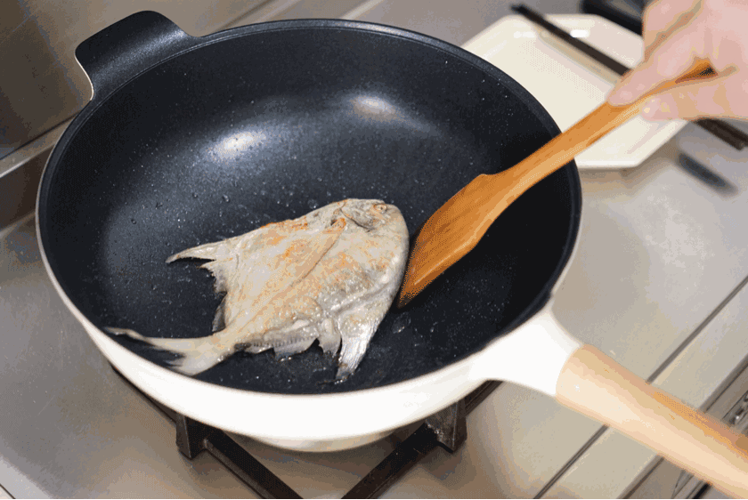 我们来试试家常烹饪里最常见的煎鱼吧.