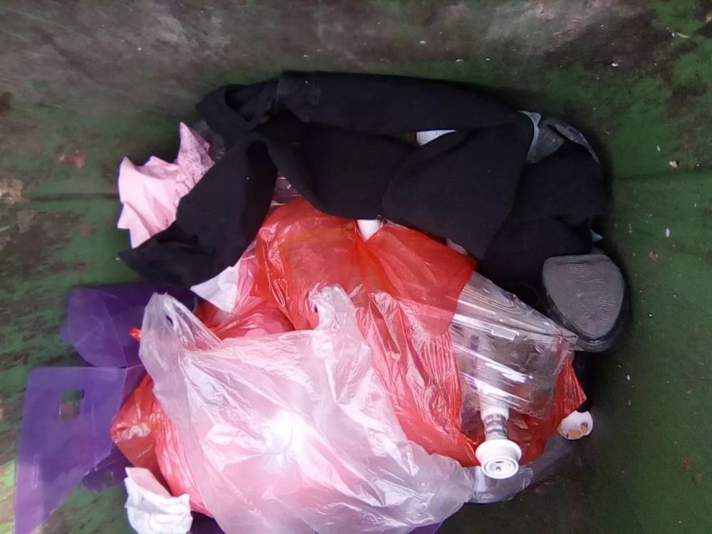 某高档小区的垃圾桶几乎每天都有许多被丢弃的衣服和鞋子