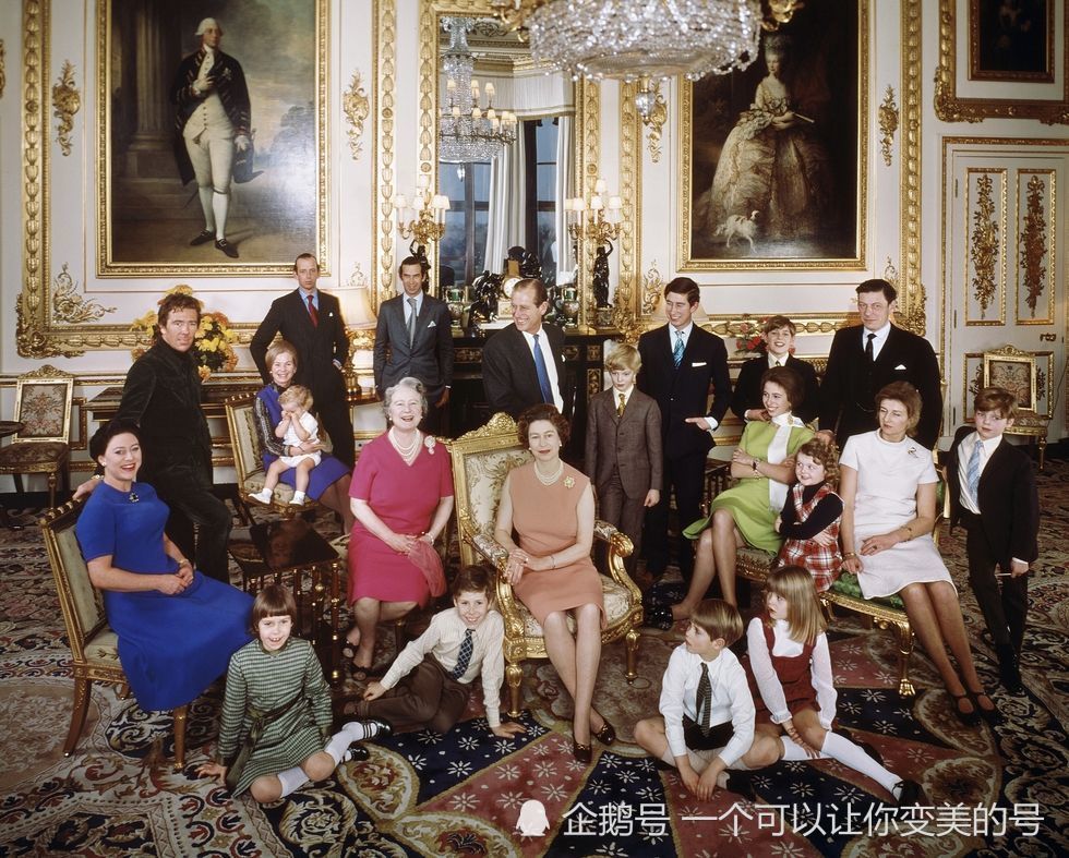 英国王室的全家福:从乔治六世到乔治小王子,5代人的拍照风格有多不同?
