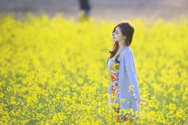 油菜花海,纯净女孩!