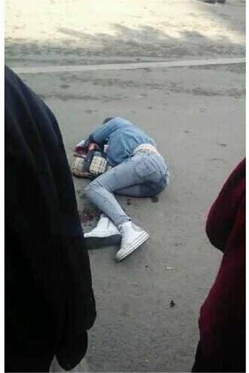 站牌附近,发生一起持刀伤人案件,一男子持刀杀死两名女子后自杀未遂