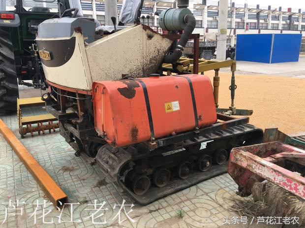 只值三千的二手车国产车 农村自己改装成履带式旋耕机