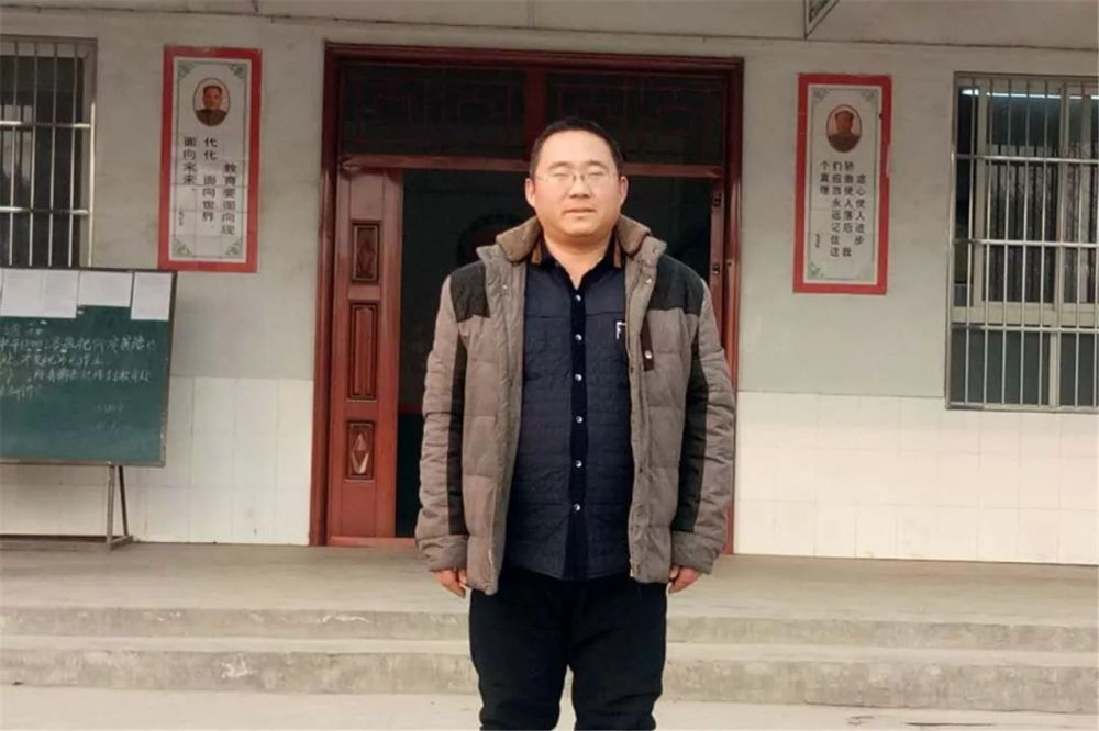 长葛少年患重病生活不能自理 母亲每天背他上学