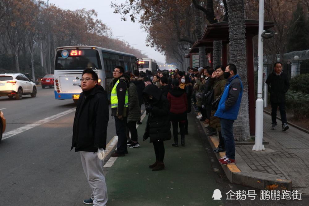 西安单双号限行,早高峰公交好坐、地铁人多,违