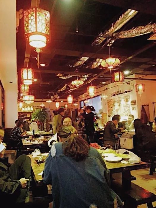 扁担宽板凳长,想吃火锅就认准重庆板凳老灶!