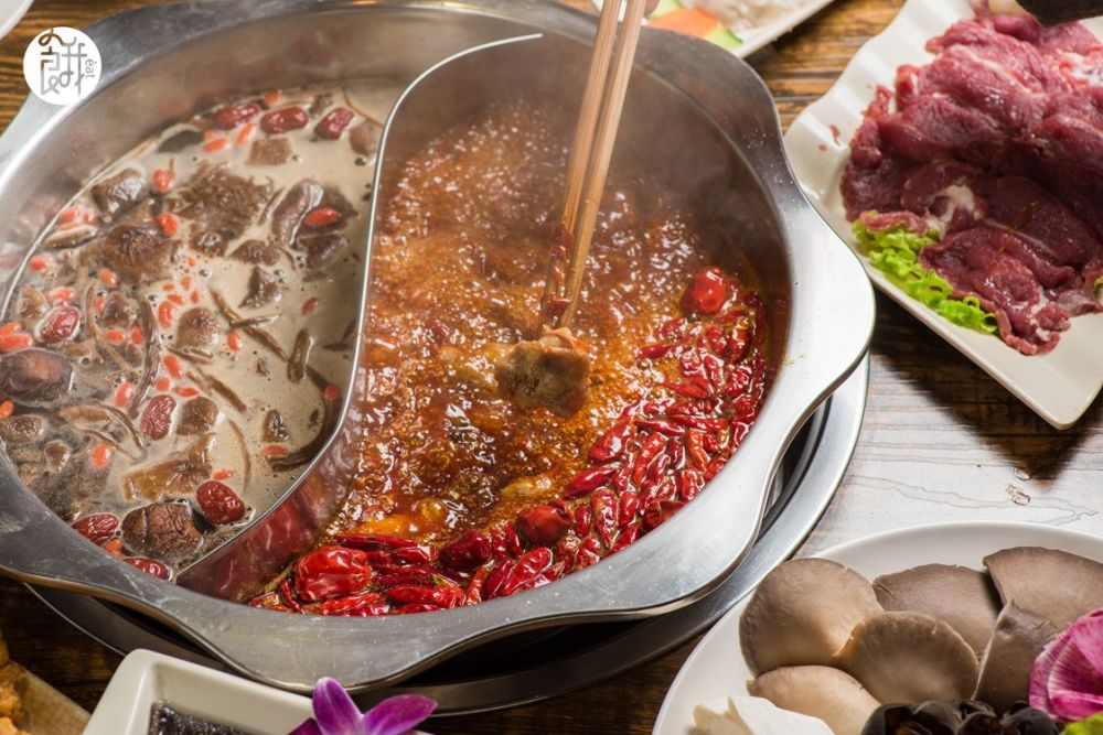 扁担宽板凳长,想吃火锅就认准重庆板凳老灶!