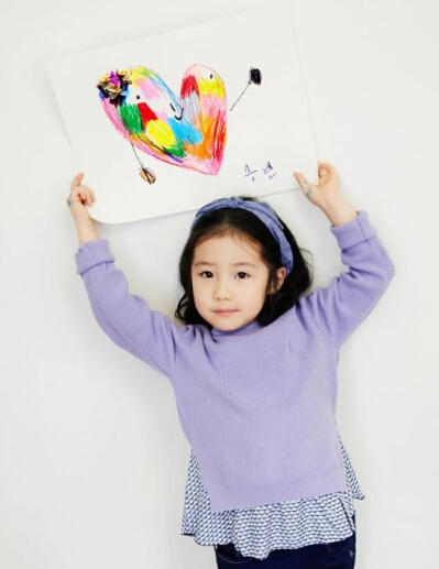 李英爱携龙凤胎出镜 女儿如翻版大长今_腾讯网触屏版