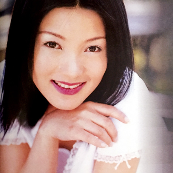 当年的玉女歌手，与通缉犯同居三年都不知，如今削发成尼！