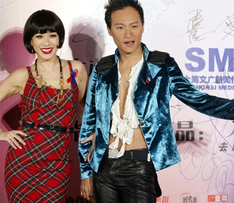 钟丽缇陈志朋参加活动,两人组雷人CP,造型没