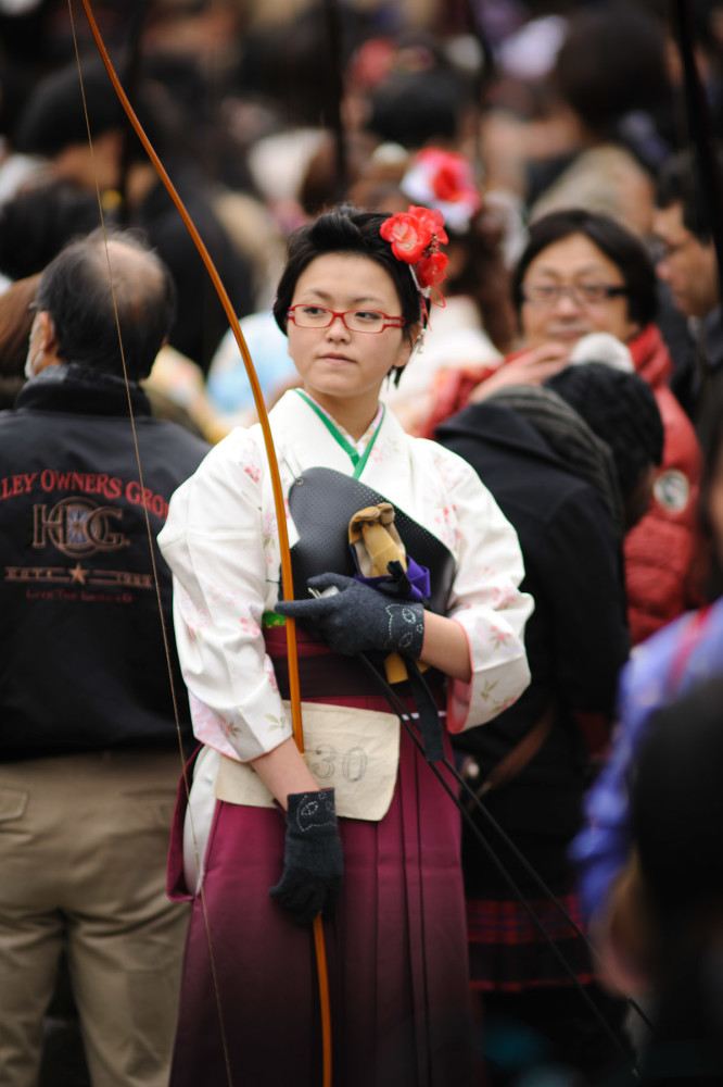 世界上最大的弓,外形奇怪日本长弓日本女孩玩得挺溜