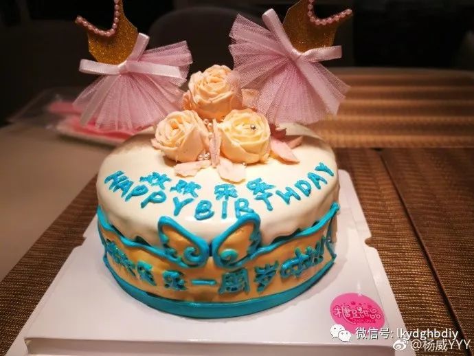 杨威双胞胎女儿1岁生日 杨阳洋与俩妹妹合影超