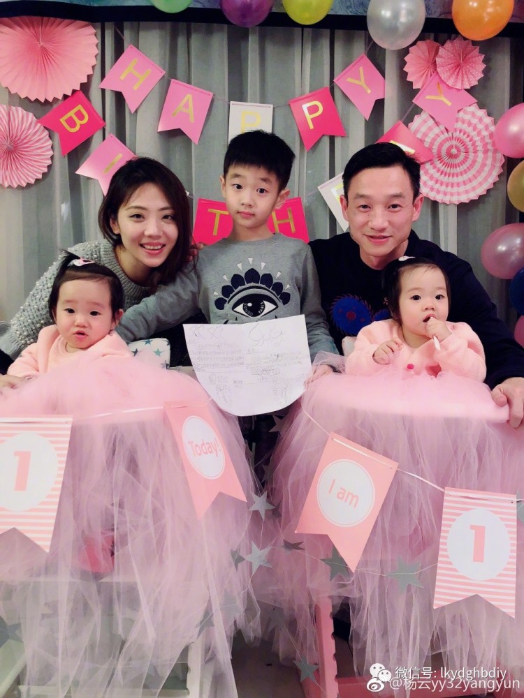 杨威双胞胎女儿1岁生日 杨阳洋与俩妹妹合影超