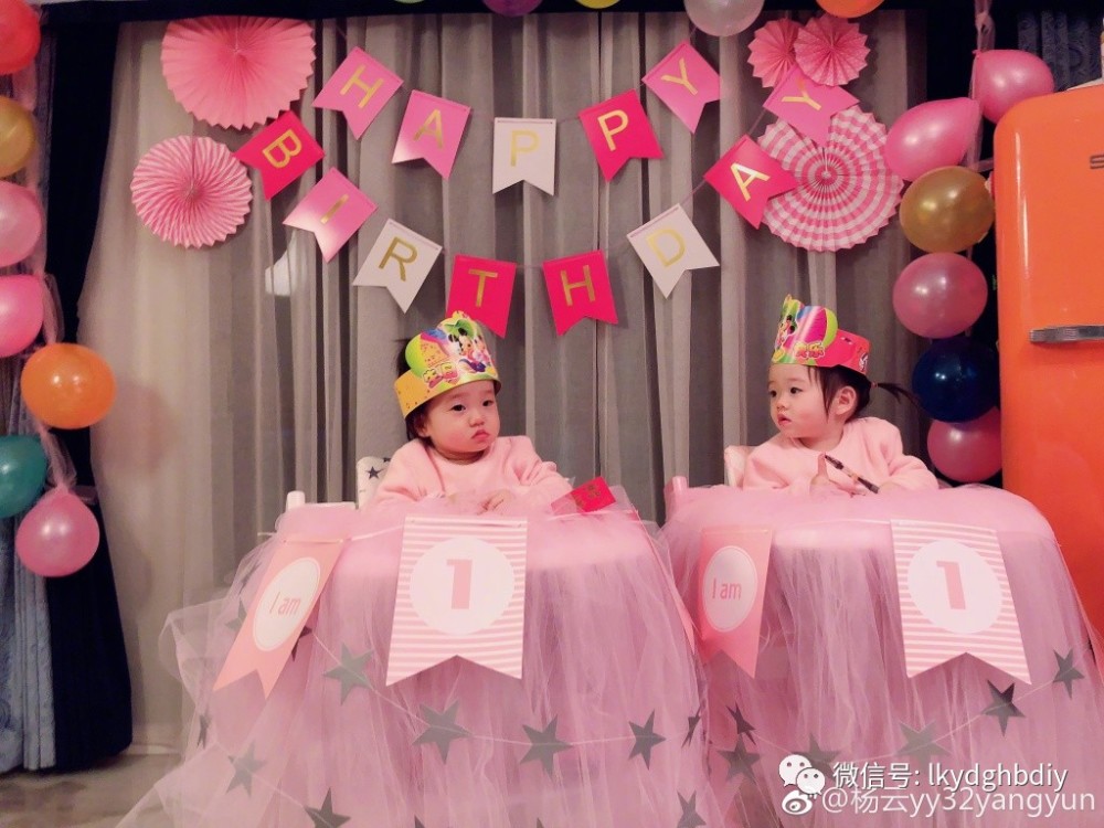 杨威双胞胎女儿1岁生日 杨阳洋与俩妹妹合影超