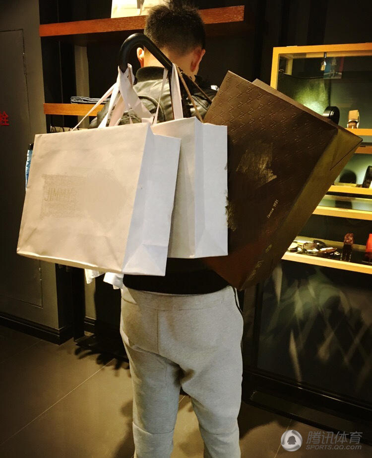 李帅获赞好老公 与娇妻花式秀恩爱