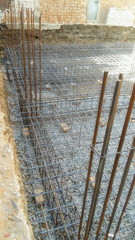 紧挨两边邻居被施工队忽悠说不能打桩,做满堂红地基