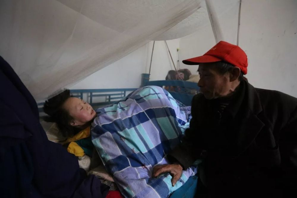 坚强父亲照顾瘫痪女儿20年,每年步行10公里锻