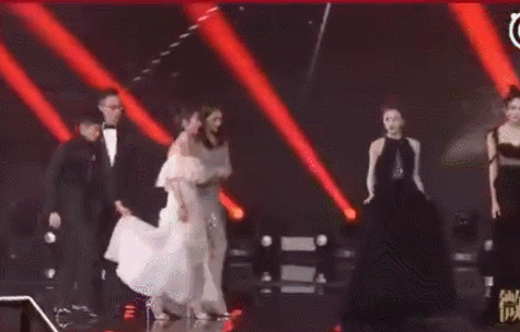 给杨紫提裙外,杨紫上场时关晓彤的动作也是超暖,但却被不少网友质疑