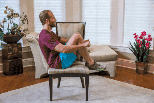 坐在椅子上,注意保持身体稳定平衡.