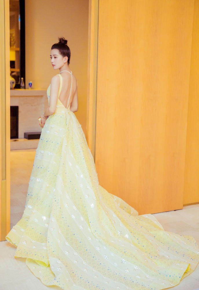 杨幂刘诗诗杨颖倪妮同框PK,穿60万礼服的大幂